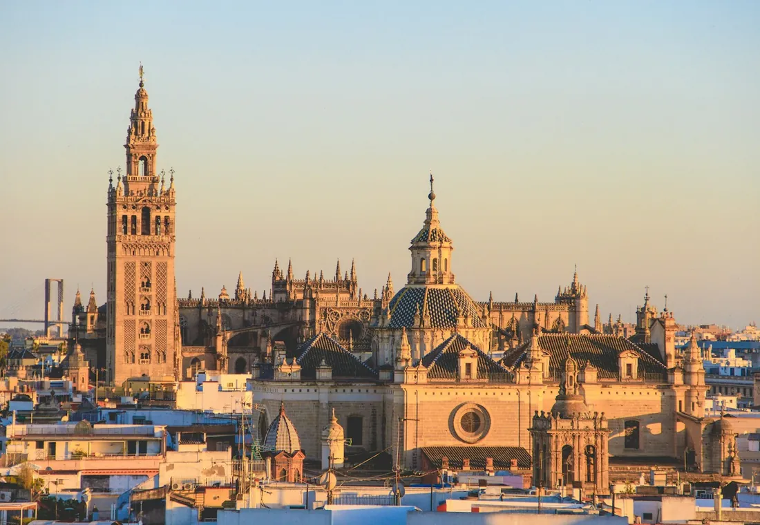 La Giralda y la catedral de Sevilla al atardecer