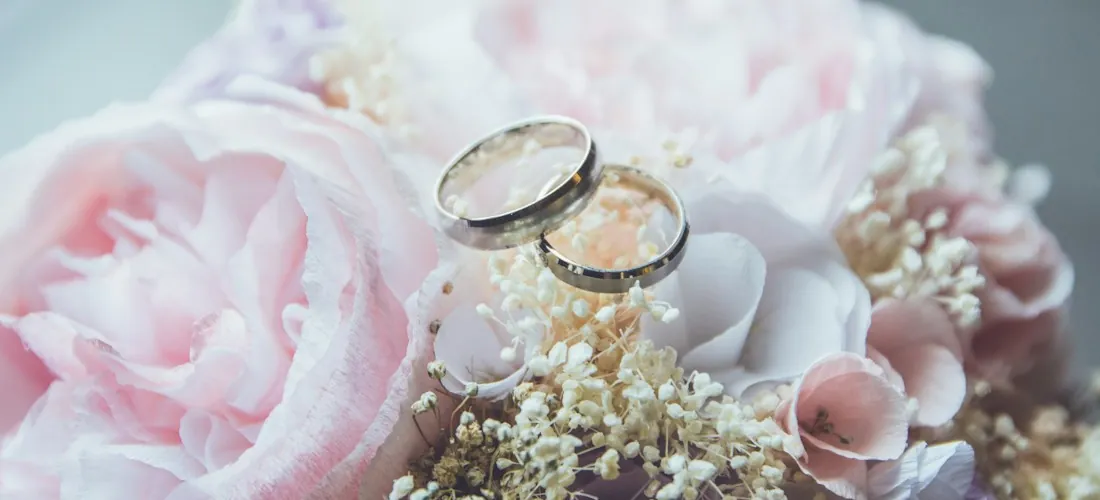 Alianzas de boda sobre un ramo de flores